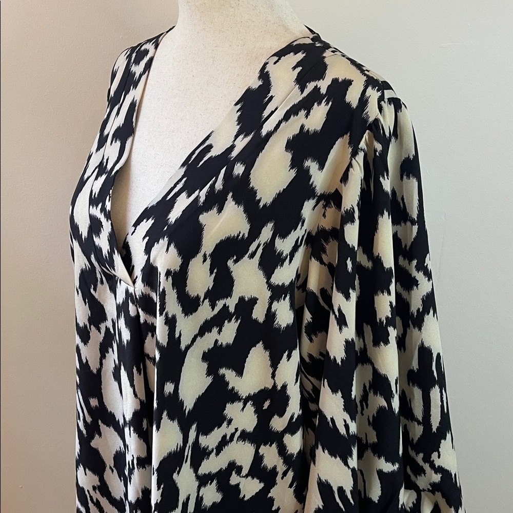 Jodifl Abstract Animal Print Blouse Balloon Sleeve V-Neck Flowy Top Medium - Picture 2 of 5